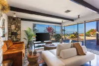 Stylish Hillside Retreat with Pool&Views