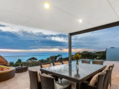 The Ocean s Edge   Luxury Entertainer with Views Hotels in Mornington