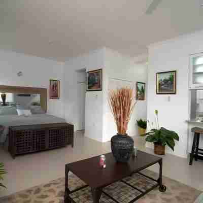 1-Bed Smart Access Condo Near Bob Marley Museum Rooms