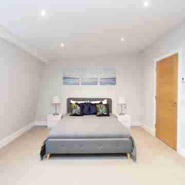 Stunning Central Windsor Town House with Parking Rooms