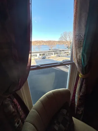 Historical riverfront home in beautiful LeClaire. Kid and pet friendly! Отели в г. Ле Клэр