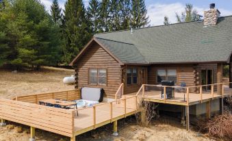 Secluded w/ Deck Views, Hot Tub, & Ping Pong Hudson in the Berks by Avantstay