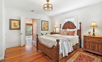 Historic in Downtown St Aug Steps to Ice Plant