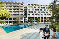 Charoen Hotel - piscina