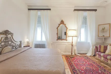 Piazza Venezia le Camere Отели рядом с достопримечательностью «Trieste Liman»