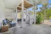 Private Pool and Relaxing Screened Porch Retreat - Charming Oasis