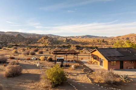 Breathtaking Mountain Views and Cozy Outdoor Oasis - Stylish Retreat Отели рядом с достопримечательностью «Пайониртаун»