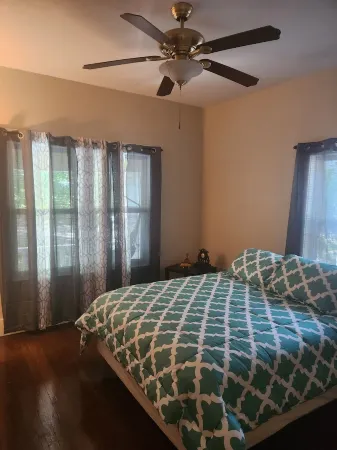 Antique Bungalow Close to Downtown wichita! Отели рядом с достопримечательностью «The Keeper of the Plains»