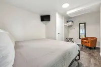 Renovated Retreat: King Bed - Fire Pit - Metroparks Access