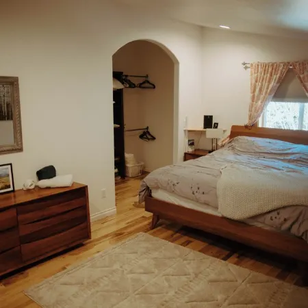Spacious  MILLION DOLLAR VIEW home w/ fitness room, hot tub in charming Homer
