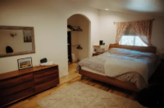 Spacious  MILLION DOLLAR VIEW home w/ fitness room, hot tub in charming Homer