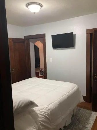 Charming 2-bedroom house with WiFi, AC in delightful La Crosse