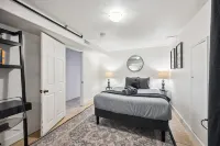 Southwest Mid-Mod 5BR w/ Big Yard, Hot Tub, Fireplace, A/C, WIFI, and Kitchen
