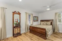 10Min to Beach - Heated Pool Nov-April -  Chef's Kitchen. 2 Night minimum stay.