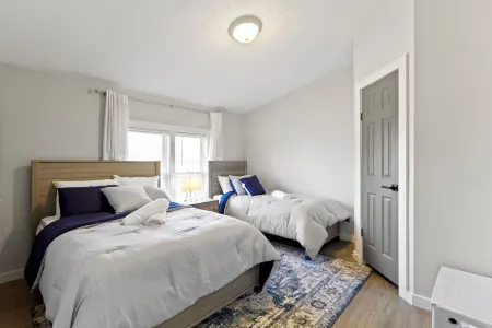 5 mins to Grand Park, 15 mins to Ruoff, pet-friendly, peaceful environment!