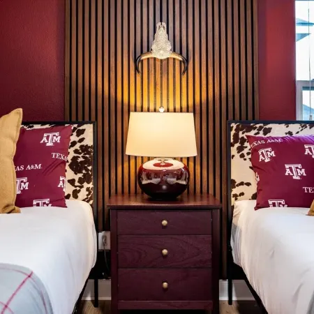 A&M Luxury Game Day House - 1 Mile to Kyle Field, Hot Tub, Fire Pit, Golf