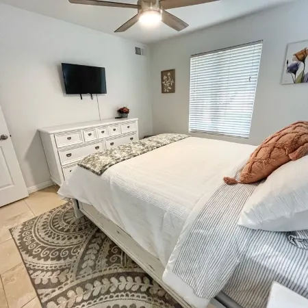 Heated Pool + Fun Outdoor Oasis! Cozy Family Friendly house in Gilbert near Mesa