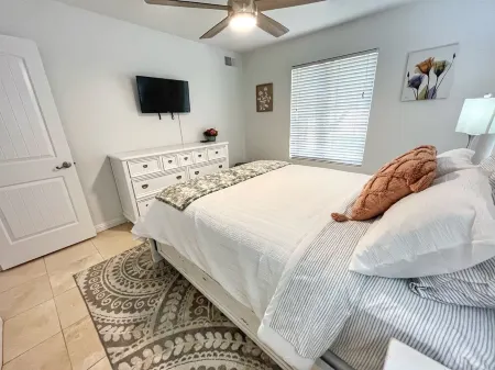 Heated Pool + Fun Outdoor Oasis! Cozy Family Friendly house in Gilbert near Mesa