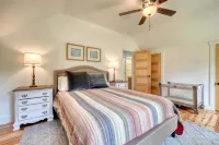 Creek Front and Gorgeous Mountain View’s, Fishing, Wood Fireplace, Firepit, WiFi