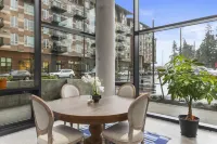 Airy and Open Corner Loft - 92 Walkscore Hotels in Redmond