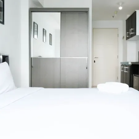 Comfy and Modern Studio (No Kitchen) at Orchard Supermall Mansion Apartment Hotels in Sambikerep