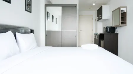 Comfy and Modern Studio (No Kitchen) at Orchard Supermall Mansion Apartment Отели рядом с достопримечательностью «Universitas Ciputra Surabaya»