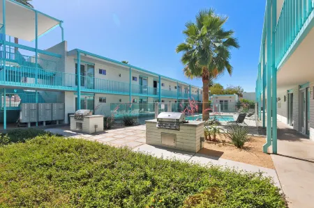 Funky Pool Side Cabana in Dtphx Отели рядом с достопримечательностью «Центральная библиотека Бертон Барр»