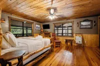 Trails End Lodge 5 Br Cabin in Morganton with AC, WiFi, Hot Tub