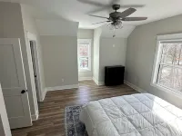 Stunning 4-bedroom house with amazing outdoor space and dock in Double Springs. 温斯頓縣酒店