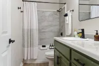 cozy comfy cottage c+ Hotels in Thunderbolt