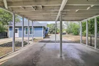 Large Family Cottage Near Main St Shops! Sleeps 9. Hotels in Uvalde