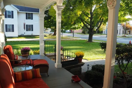 Elegant 19th Century New England Newly Renovated 1BR Vacation Rental Отели рядом с достопримечательностью «Государственный заповедник Октобер Маунтин»