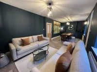 Luxury cottage with hot tub & log burner in Town