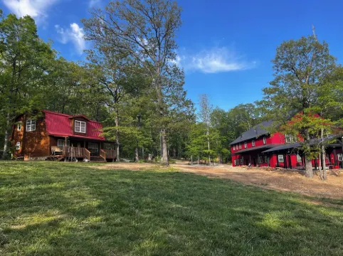 Cozy cabin in our little woodland village - access to pond and meadow