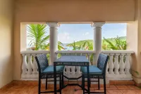 Grande Bay ~ Studio Unit~ Walk to Beach~Amazing Location