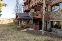 Luxury DIRECT condo to ski slope access! The BEST Ski in/out Hummingbird Lodge