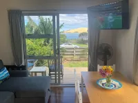 Sneezle Beezle Cottage Hotels in Ōmāpere