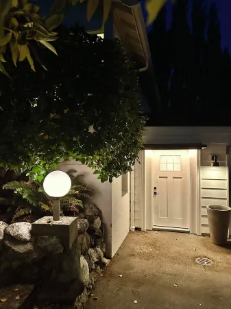 Cozy Quiet 2 Bed Victoria Retreat with Gym Отели в г. Саанич