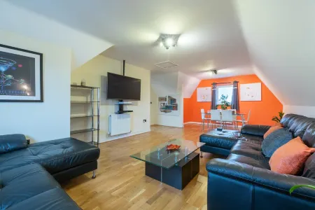 Huge Luxury Modern Penthouse Apartment with King Size Bed