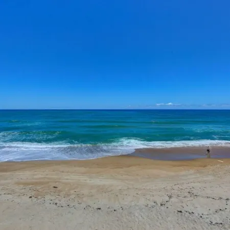 6 Bed Oceanfront Home in Obx w/ Hot Tub!