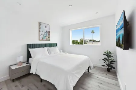 Luxury 3bdr House with Hollywood sign View, parking provided Отели в г. Беверли-Хиллз