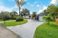 Dania Beach Spectacular Oasis. Close to the Beach, Ft. Airport and Port