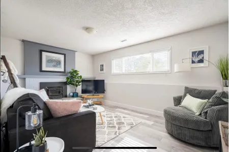 Bright and beautiful 2 bedroom minutes to ocean & shopping Отели рядом с достопримечательностью «Суорц Бэй Терминал»