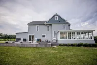 Large Lakeside Farmhouse Vineyard Escape in the heart of wine country! Hotels near Rahal Farms