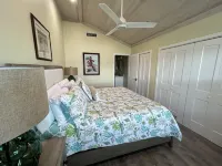 Ocean view & Golf cart included!  Sports fans don’t miss any games pro or NCAA! Hotel dekat The Abaco Club