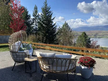 Rural retreat overlooking Swan Lake w/artist studio on site