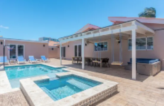 Dream Getaway in Palm Beach - pool, walk to beach, nightlife & restaurants.