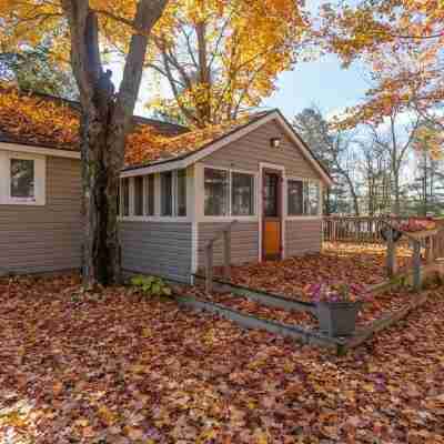Traditional Cottage in Muskoka Lakes Bala Hotel Exterior