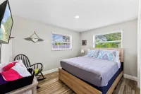 Renovated 2BR Apartment Near Vanderbilt Beach and Mercato, North Naples