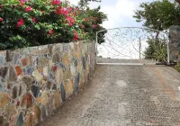 Updated Caribbean retreat, with solar and generator power backup Các khách sạn ở 